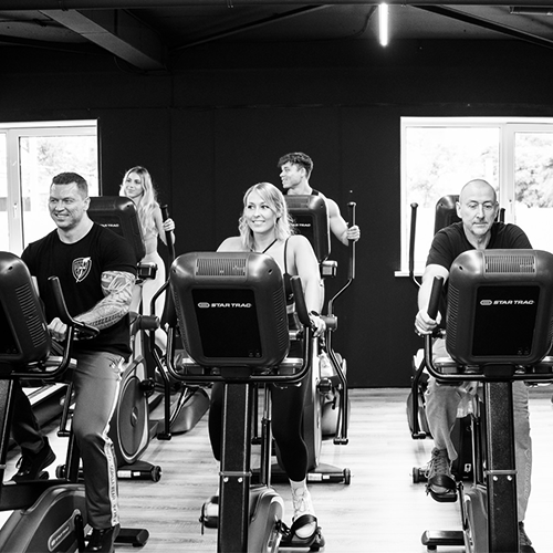 Bedrijfsfitness voor fitte medewerkers – Titans Gym Lelystad Medewerkers trainen samen op cardio-apparatuur bij Titans Gym Lelystad als onderdeel van bedrijfsfitness.