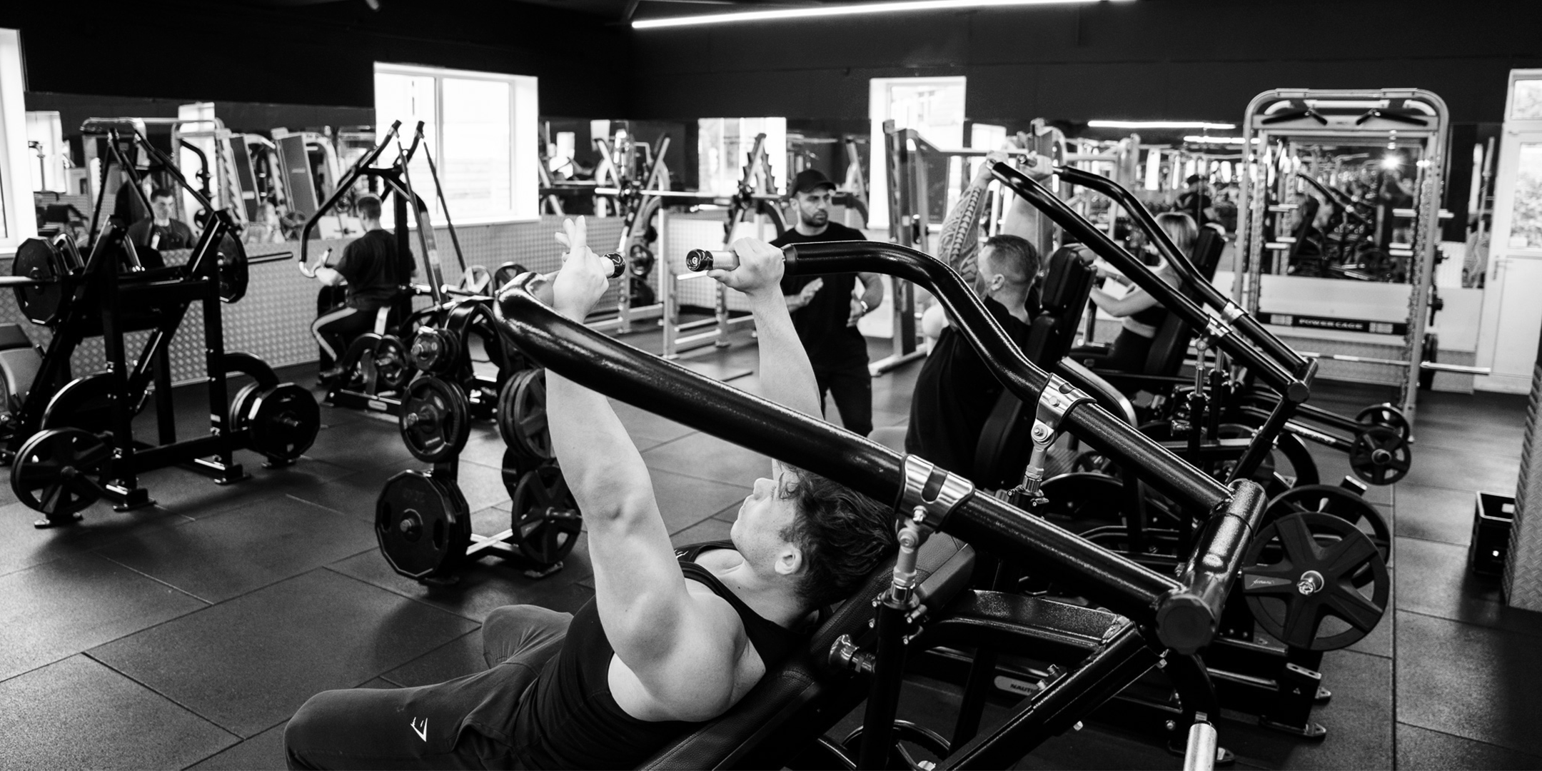 Krachttraining voor vitale medewerkers Medewerkers trainen kracht met begeleiding bij bedrijfsfitness Lelystad
